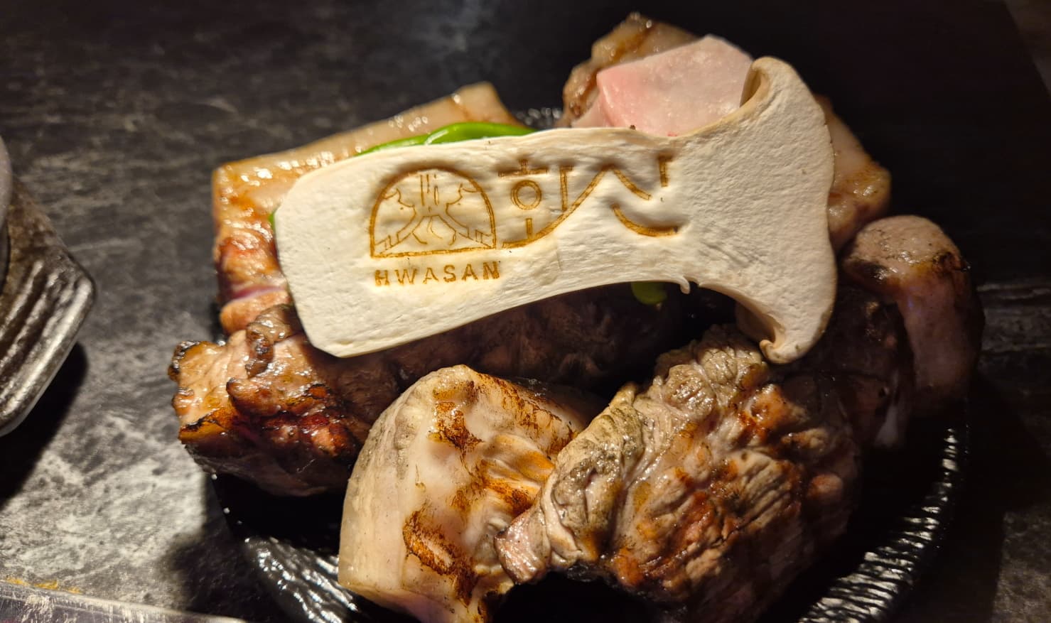 探索济州岛美食:化山餐厅的黑猪肉体验